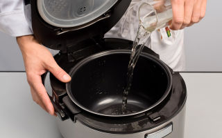 Hoe de geur uit een multikoker te verwijderen: na het koken, uit schimmel, plastic