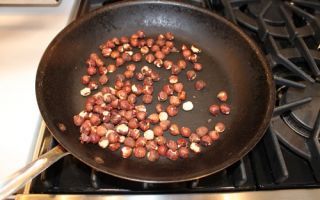 Cara mengupas kacang hazel