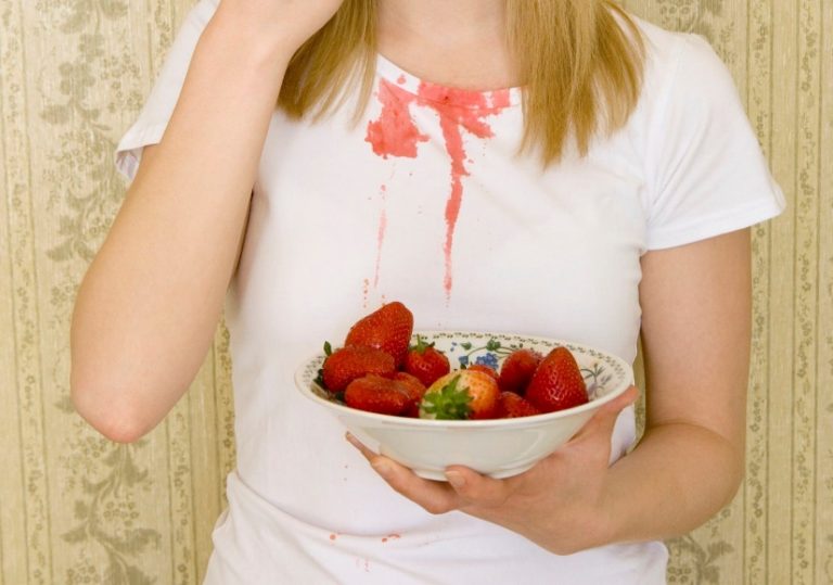Hur man tvättar jordgubbar från kläder: hur man tar bort fläckar från